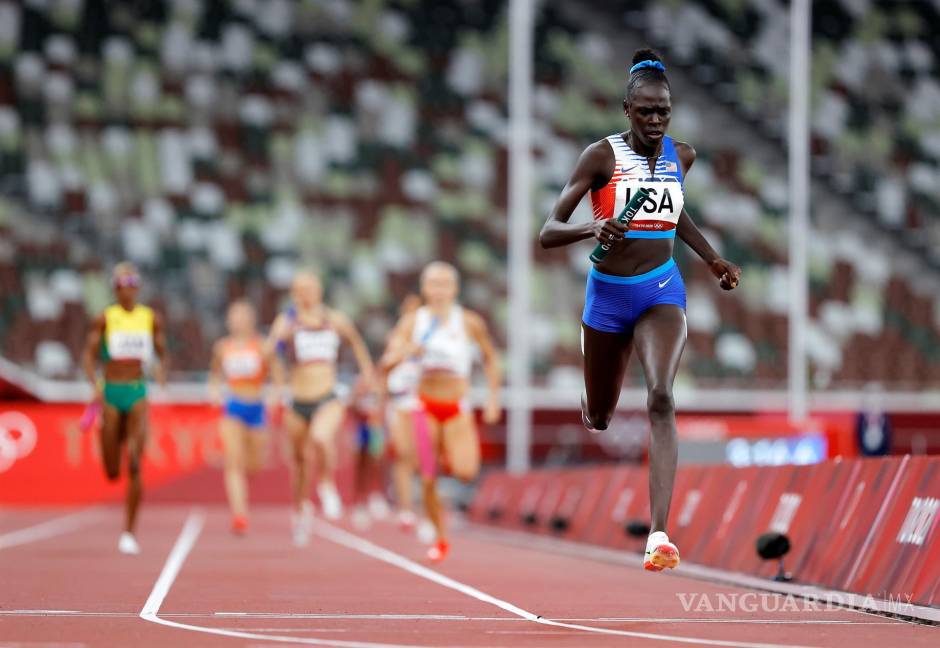 $!Athing Mu del equipo de EU cruza la línea de meta para ganar la final de relevos 4 x 400 m de mujeres durante los eventos de atletismo de los Juegos Olímpicos de Tokio 2020 en el Estadio Olímpico de Tokio, Japón. EFE