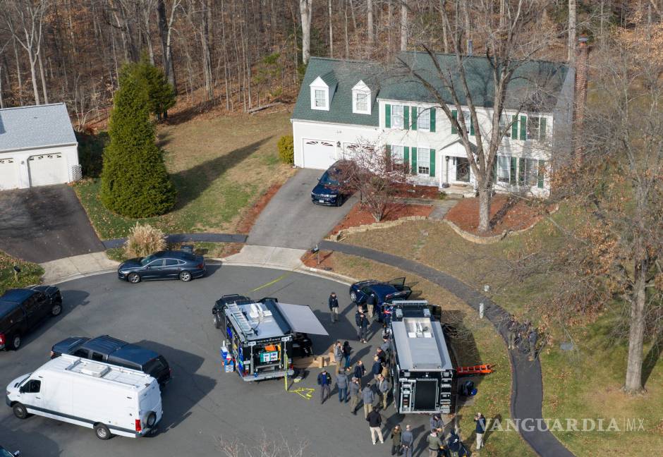 $!La policía del condado de Prince William bloquea la calle cerca de la vivienda donde el FBI realizó un arresto, en Woodbridge, Virginia, el 4 de diciembre de 2025.