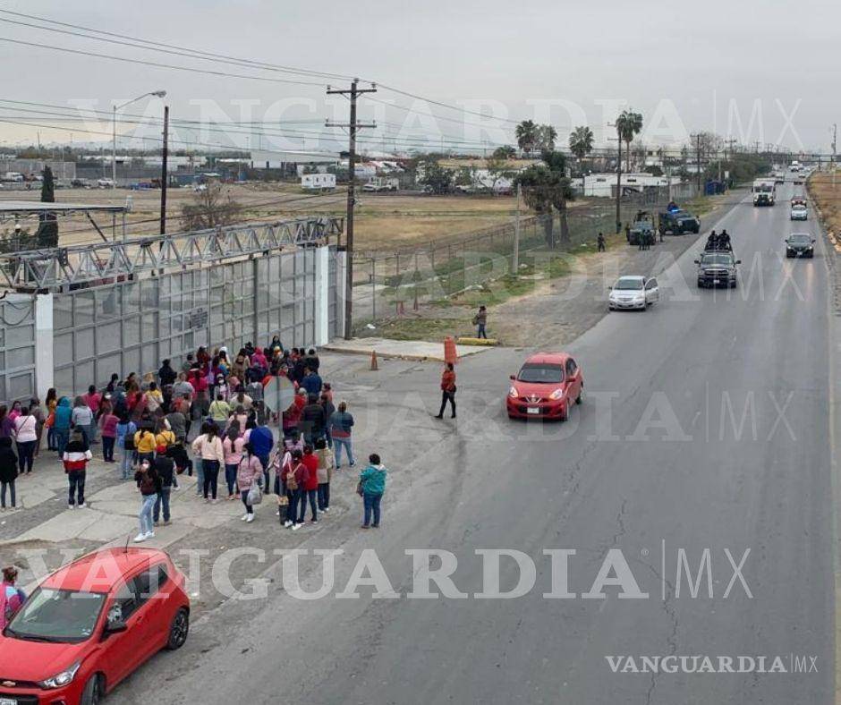 $!Familiares de los reos se dieron cita a las afueras del penal para intentar tener información sobre el estado de los reos. FOTO: ARACELY CHANTAKA
