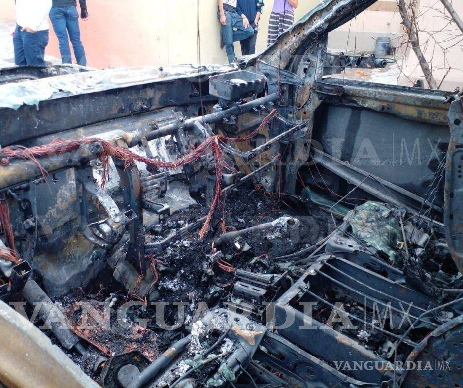 $!El camión, que se encontraba estacionado en el número 110 de la calle Golondrinas, quedó totalmente destruido, aunque con el cilindro intacto. FOTO: DANIEL DE KÓSTER