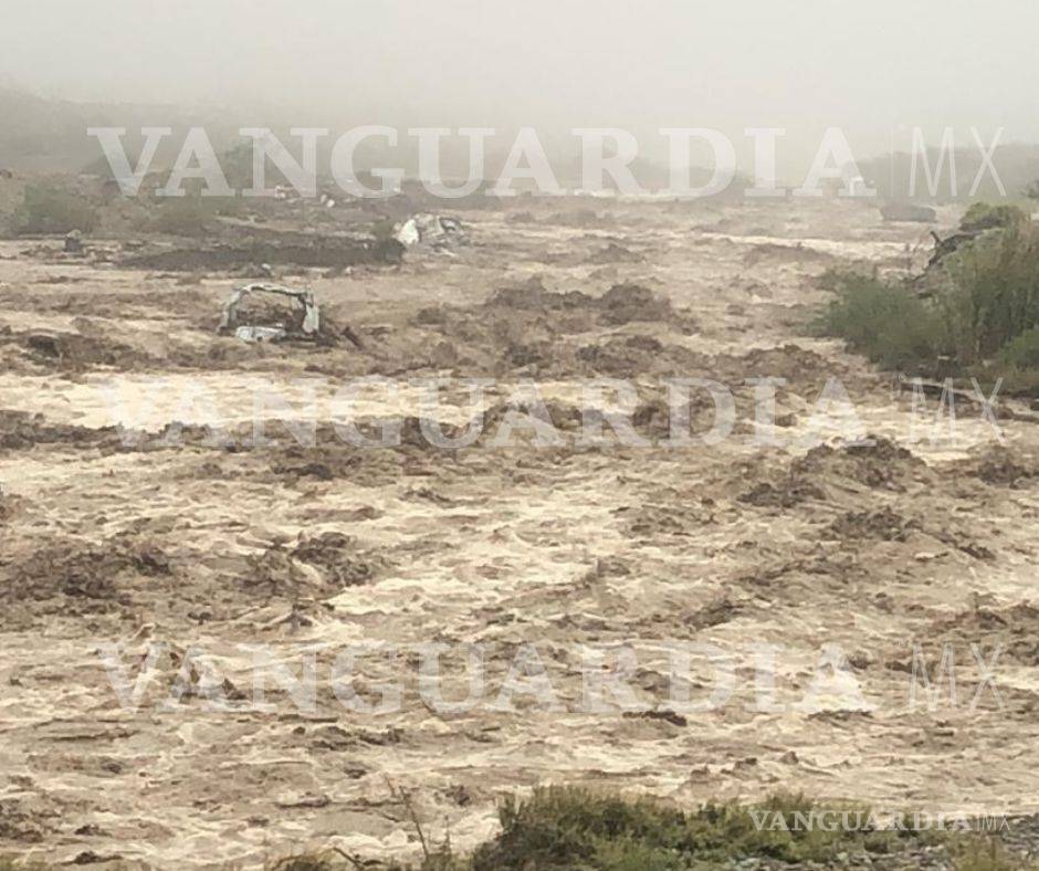 $!Ubican camioneta donde viajaba familia en Arteaga; tres personas siguen desaparecidas