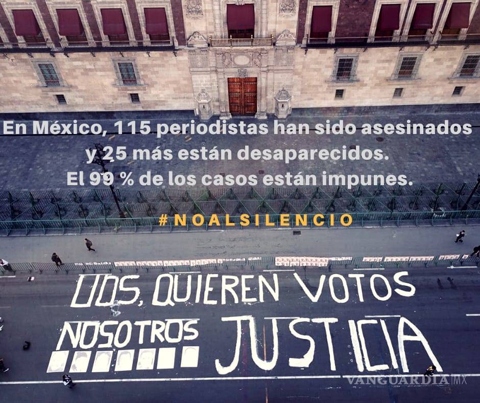 $!“Ustedes quieren votos. Nosotros, justicia”, periodistas protestan frente a Palacio Nacional