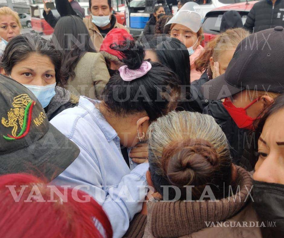 $!Los familiares de los reos bloquearon la carretera a Salinas Victoria por lo menos en dos ocasiones desquiciando el tráfico de la zona. FOTO: ARACELY CHANTAKA