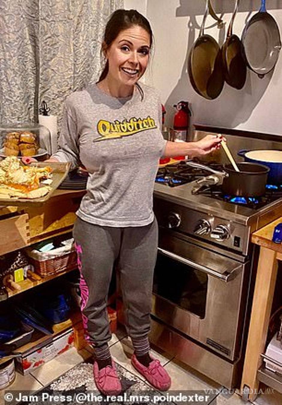 $!Expulsan a hijos de una 'sexy mamá' de escuela católica, por publicar en OnlyFans