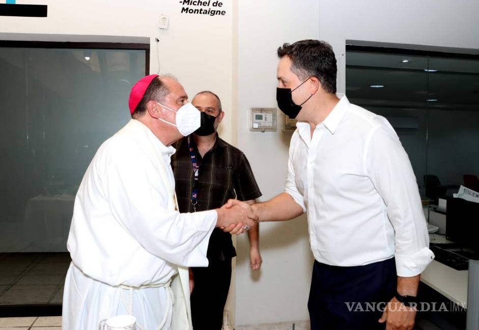 $!El obispo y el director general de Vanguardia entablaron conversaciones.