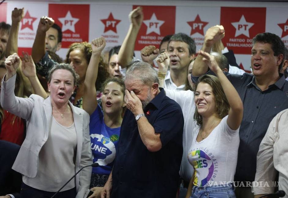 Ante cientos de militantes y llorando, Lula avisa que sigue en pie