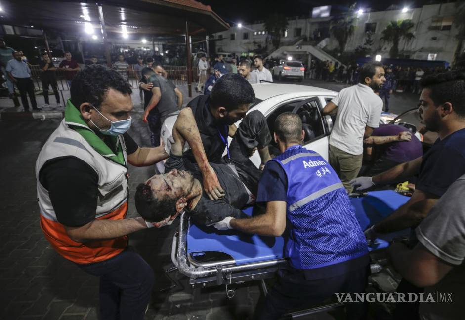 $!Palestinos cargan a un hombre herido en el hospital Al-Shifa en la ciudad de Gaza.
