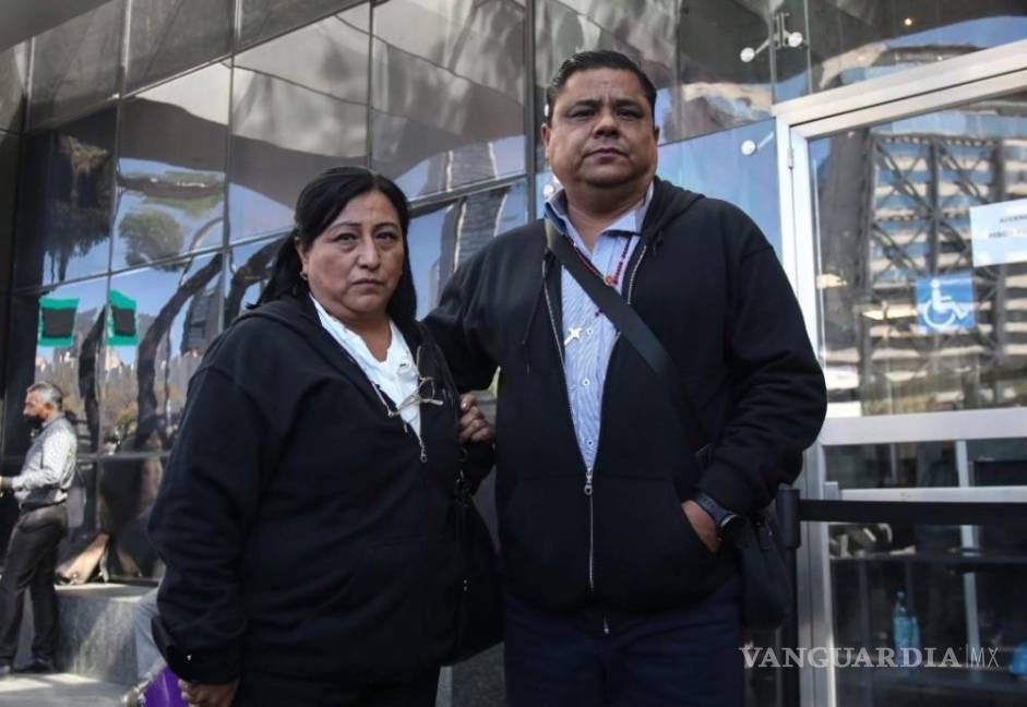 $!Dolores Bazaldúa y Mario Escobar Salazar acudieron ante la FGR para presentar nuevas pruebas en el caso | Foto: Cuartoscuro