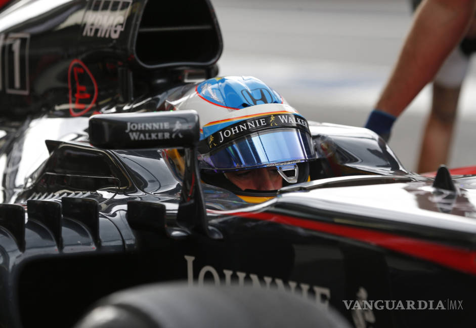$!Alonso abandona tras la primera vuelta por una avería eléctrica