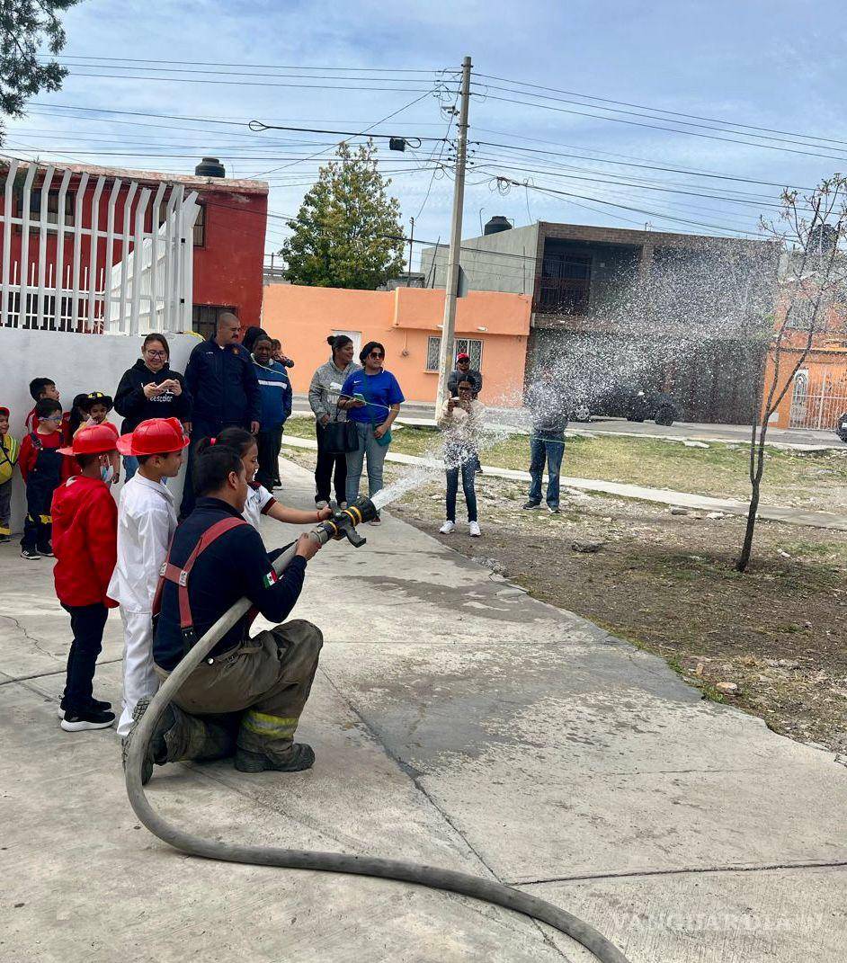 $!La capacitación incluyó el manejo de mangueras contra incendios.