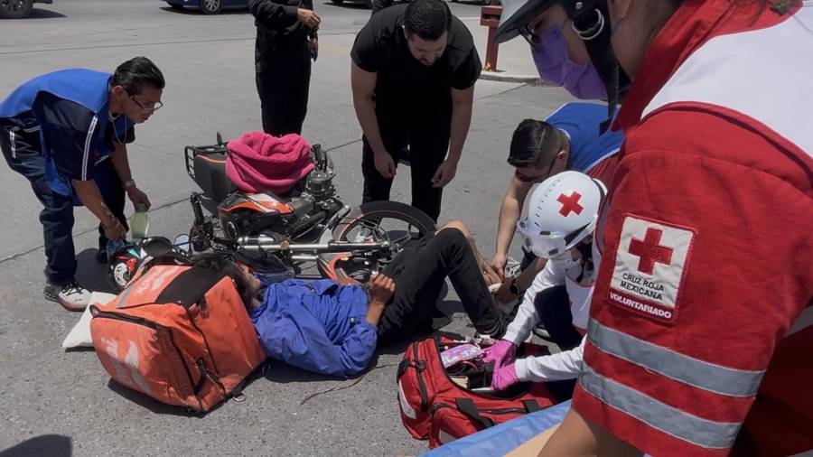 Testigos del percance solicitaron apoyo al sistema de emergencias 911 al observar al motociclista tendido sobre el pavimento con fuertes dolores en una de sus piernas.