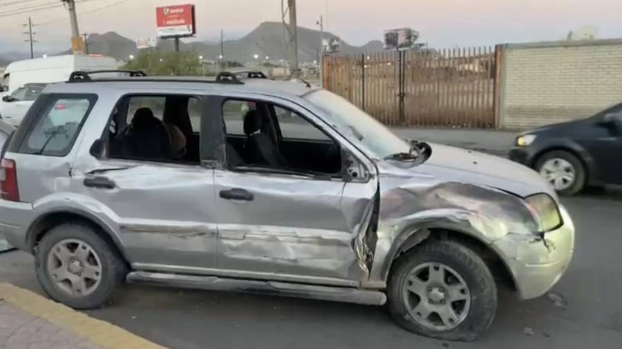 La camioneta quedó atravesada en los carriles con dirección al periférico después del choque.