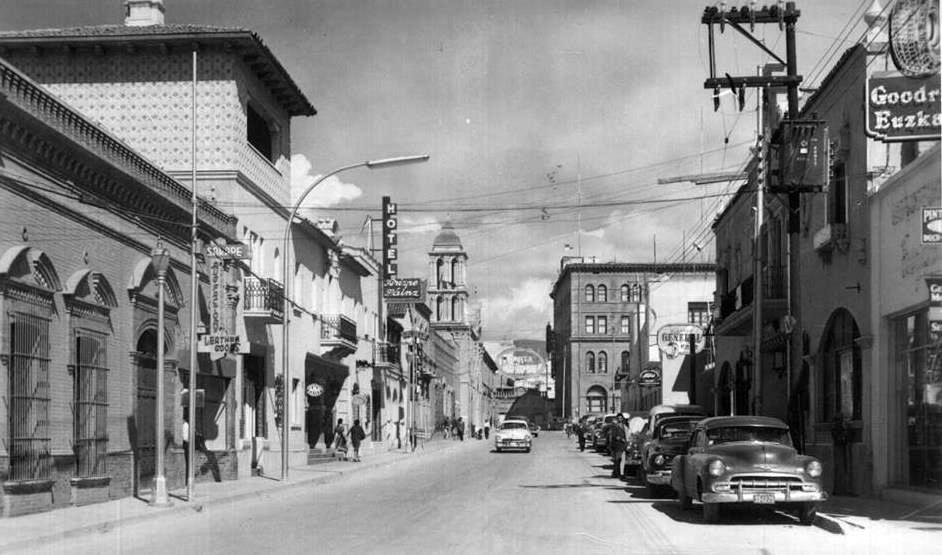 $!Calle Victoria 1934, con doble circulación.