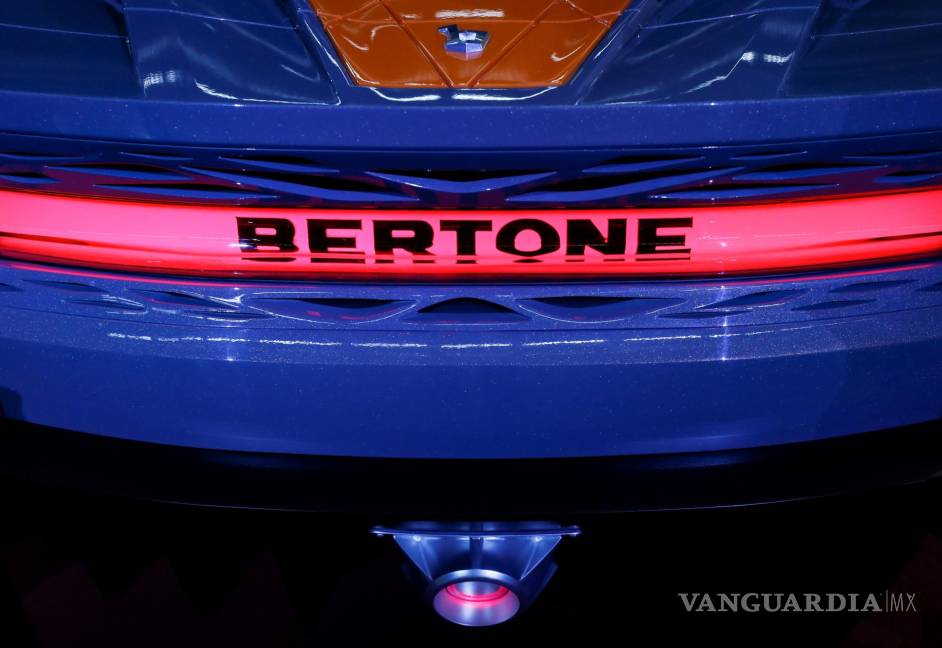 $!Un prototipo de Nuccio Bertone se exhibe durante la ceremonia de apertura de la exposición “100 años de autos de estilo italiano de Nuccio Bertone’” en Moscú, Rusia. EFE/EPA/YURI KOCHETKOV