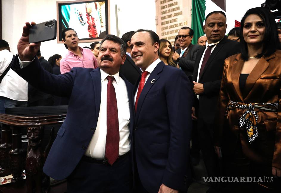 $!Manolo Jiménez fue abordado por los asistentes a su informe, quienes reconocieron su trabajo en estos dos años.