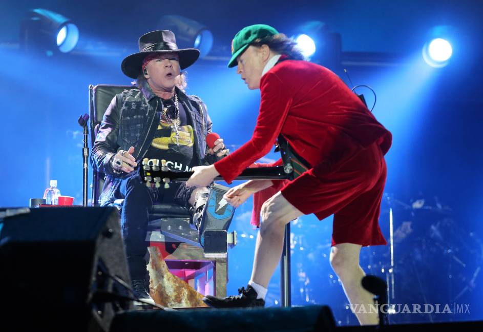 Axl Rose pasa la prueba de fuego con debut en AC/DC
