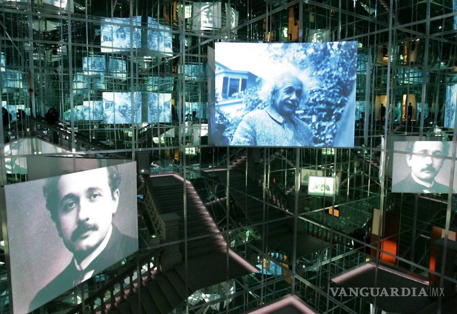 $!Fotografías del físico Albert Einstein son proyectadas en las pantallas del museo de Historia de Bern, Suiza.