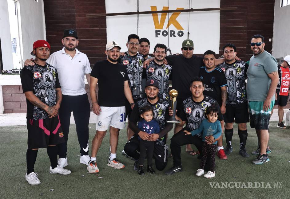 $!Guerreros de Mantenimiento, equipo que logró el tercer puesto, posa con su trofeo y familiares.