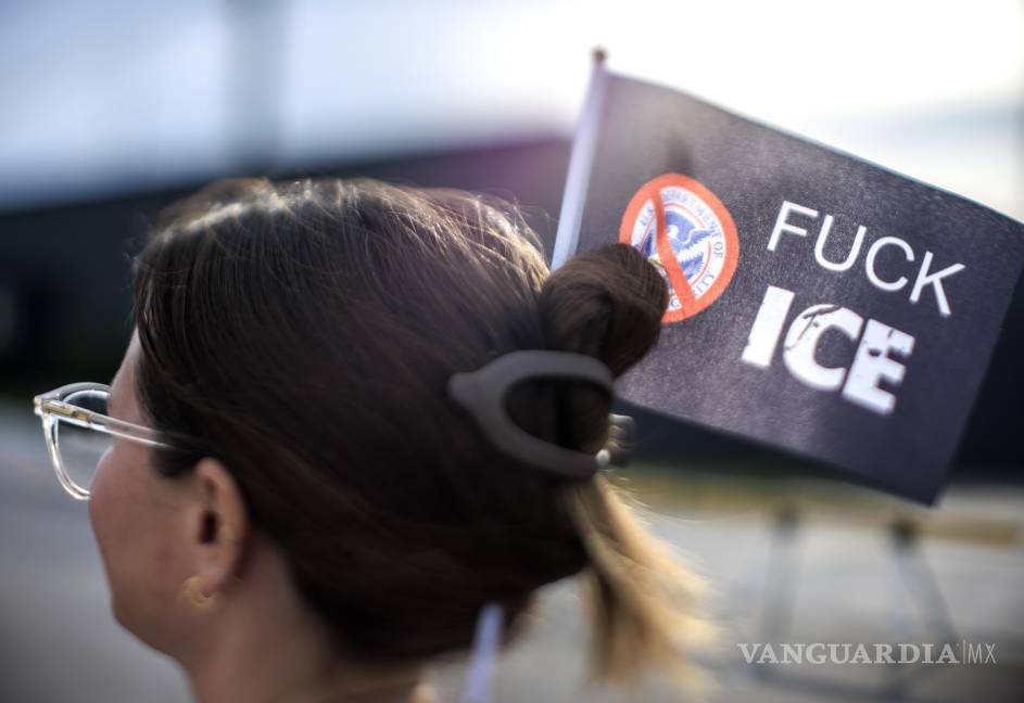 $!Un activista sostiene una bandera durante una manifestación frente al centro de detención de ICE en Broadview, a unas 12 millas al oeste de Chicago, Illinois.