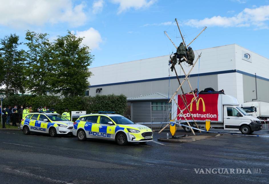 $!Animalistas bloquean suministro para mil 300 McDonald's en Reino Unido
