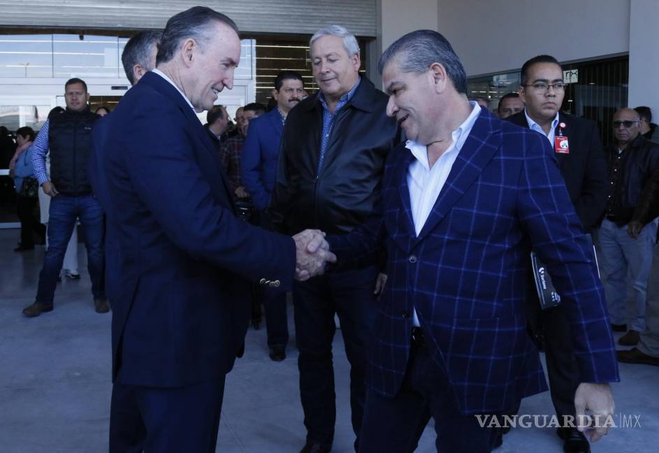 $!El gobernador Miguel Ángel Riquelme, quien saluda a Ricardo Martín Bringas, destacó el crecimiento de Soriana.