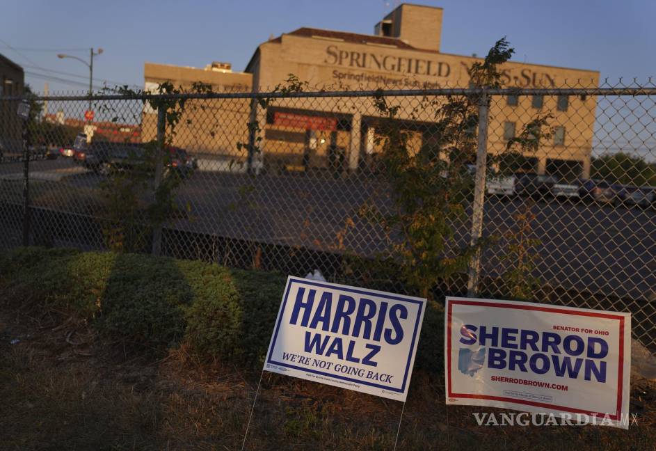 $!Un cartel de campaña de Kamala Harris y el gobernador Tim Walz se ve en el centro de Springfield, Ohio, cerca del edificio Springfield News Sun.