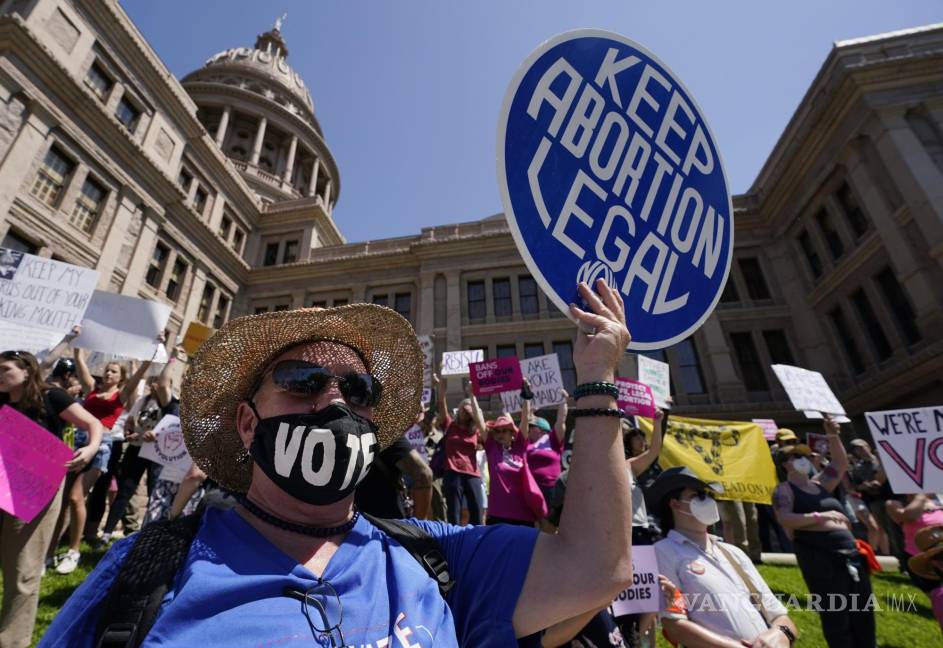 $!Manifestantes por el derecho al aborto asisten a una manifestación en el Capitolio del estado de Texas en Austin, Texas, el 14 de mayo de 2022.