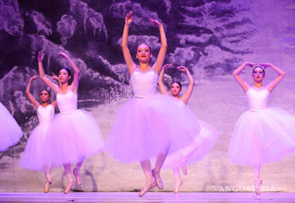 $!Bailarines del Centro de Estudios Dancísticos y del Ballet Profesional Coahuila ofrecieron una interpretación de gran calidad técnica y escénica.