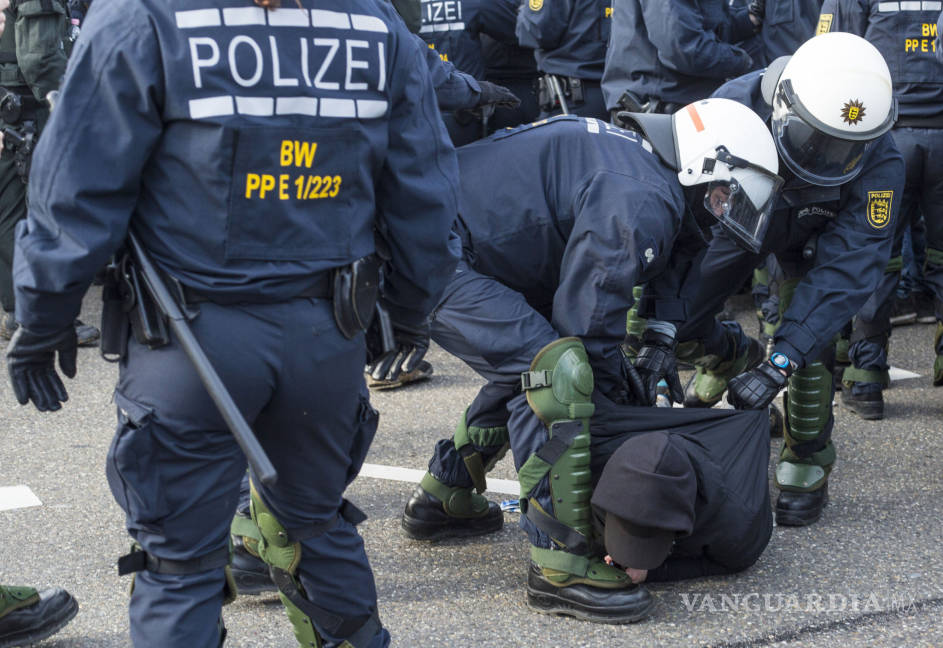 $!400 detenidos en las protestas por el congreso de los populistas xenófobos alemanes