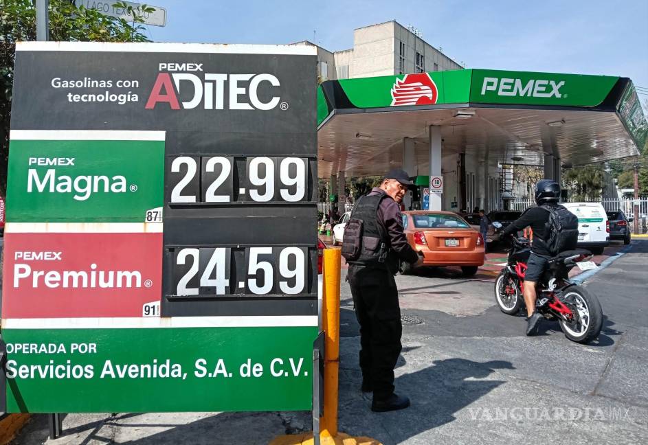 $!Durante los primeros días del año se han registrado incrementos en los precios de la gasolina de alto octanaje. En una gasolinera de Pemex se oferta la Magna $22.99 y la Premium $24.59, ubicada en la alcaldía Miguel Hidalgo.