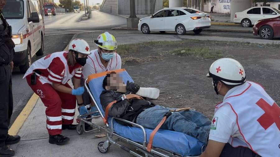 Paramédicos de la Cruz Roja atendieron al motociclista por una probable fractura en el brazo izquierdo y golpes en el rostro.