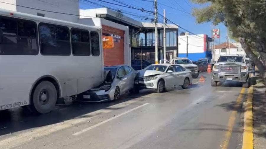 Elementos de Tránsito Municipal cerraron temporalmente ambos carriles para retirar los vehículos y facilitar las maniobras de atención.