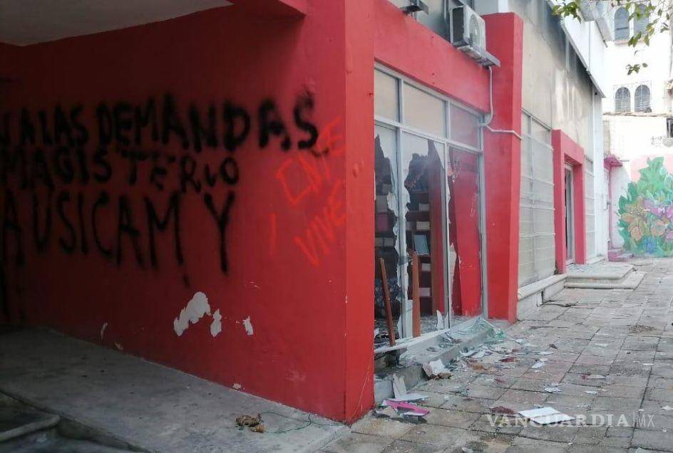 $!‘Este es el primer aviso’, maestros de la CNTE vandalizaron oficinas de partidos políticos en Chiapas