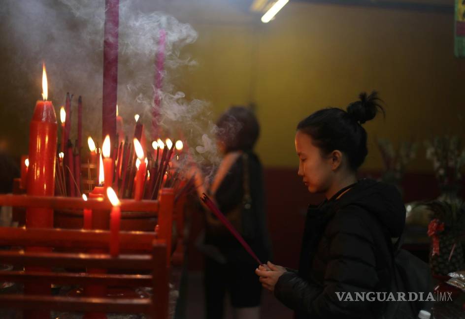 $!La gente reza y quema incienso durante la celebración del Año Nuevo Lunar chino en China Town en Calcuta, India oriental.