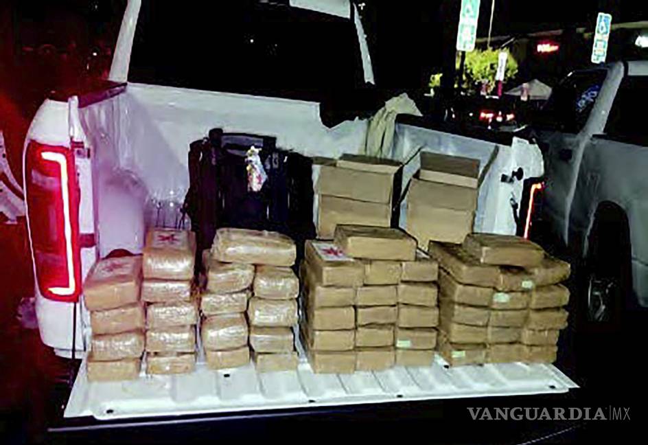 $!Esta fotografía sin fecha proporcionada por el Fiscal de Distrito de Estados Unidos muestra drogas confiscadas apiladas en la caja de un camión.