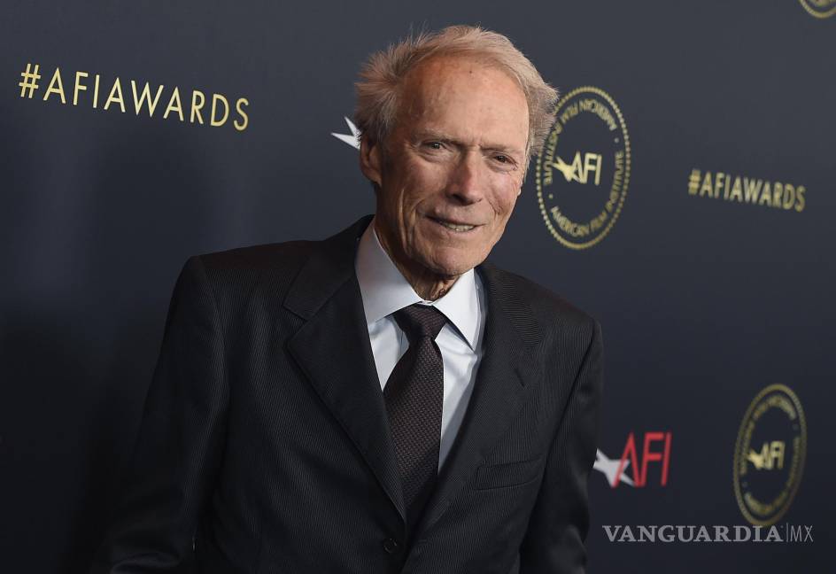 $!Clint Eastwood llega a los Premios AFI el 3 de enero de 2020 en Los Ángeles. “A Fistful of Dollars” un emblemático western protagonizado por Eastwood fue doblado al idioma navajo. AP/Jordan Strauss/Invision