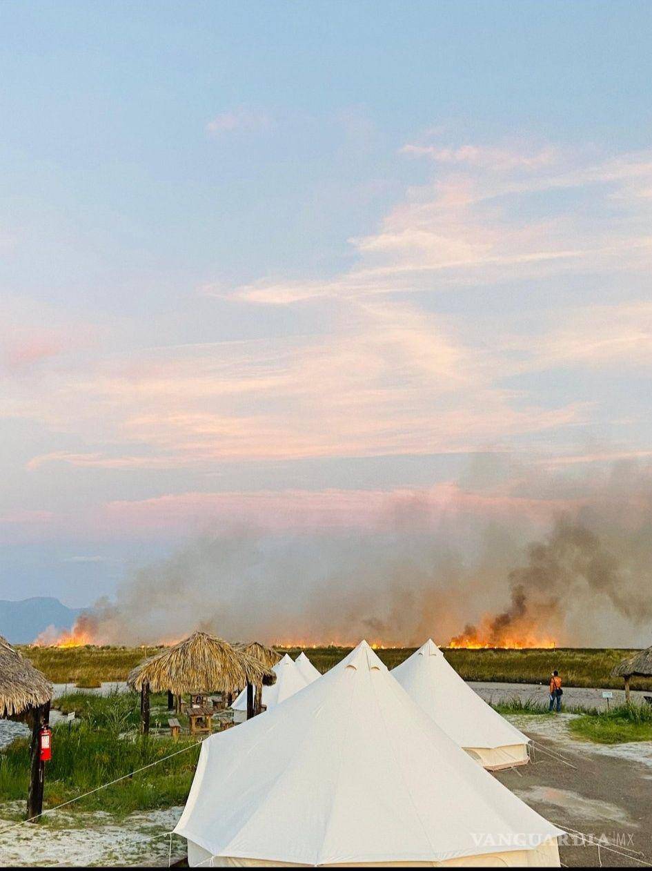 $!Elementos de Protección Civil y Bomberos mantienen vigilancia para evitar la propagación del fuego.