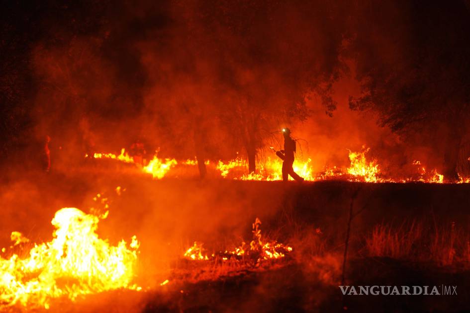 ‘Hagas lo que hagas no serás capaz de extinguirlo’, así describen los bomberos españoles que combaten el incendio forestal