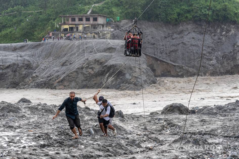 Así es la vida en zona inundada de Nepal, cambiar comida por medicinas y cruzar el río en tirolesa