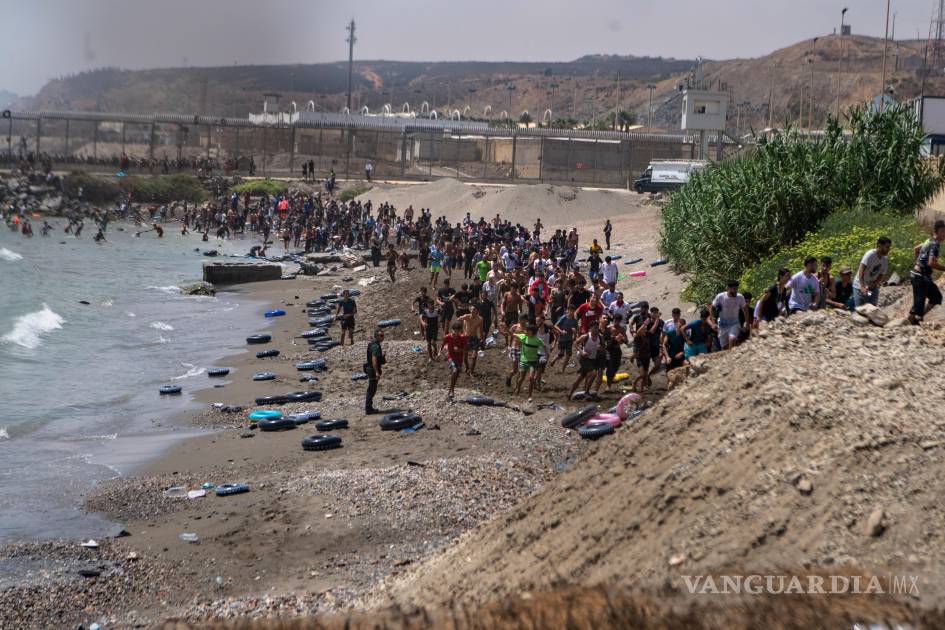Instalará España una valla de contención entre Ceuta y Marruecos tras avalancha con 67 muertos