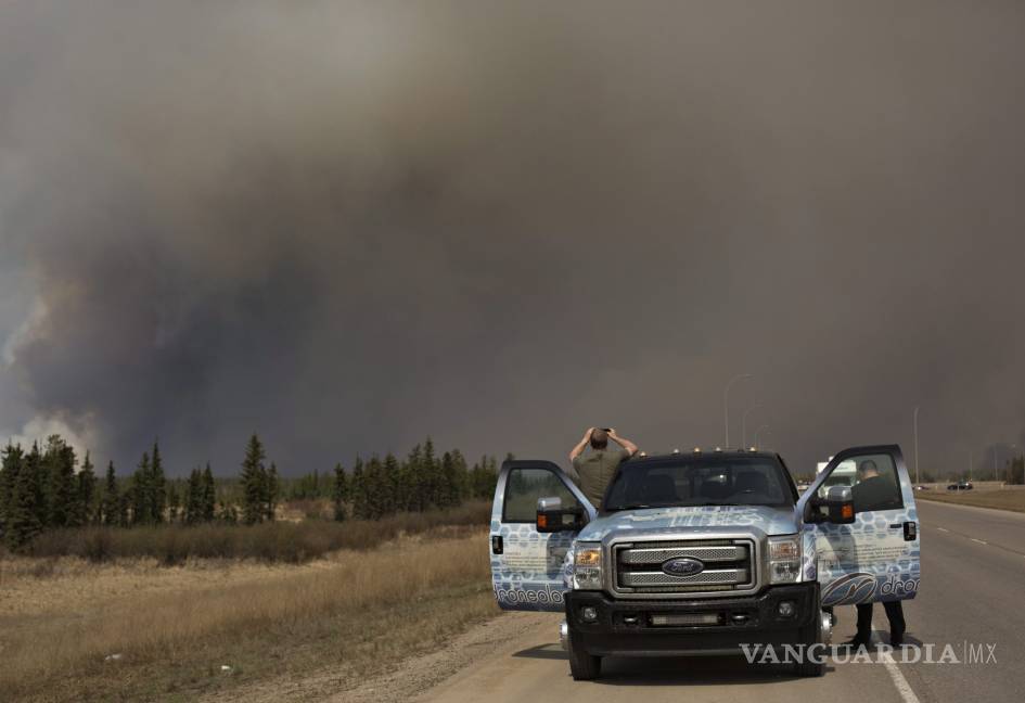 $!Canadá declara emergencia por incendio forestal