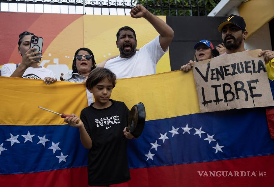 $!Ciudadanos venezolanos protestan frente a la Embajada de Venezuela luego de que el Consejo Nacional Electoral (CNE) proclamara a Nicolás Maduro como presidente reelecto de Venezuela, este lunes en Santo Domingo (República Dominicana).