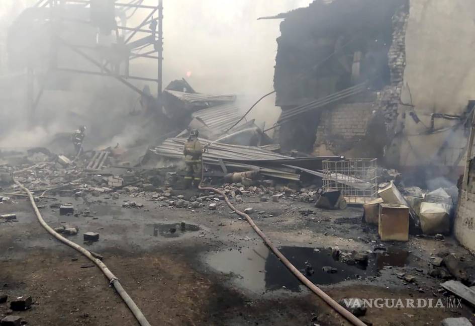 $!En esta imagen, distribuida por la oficina de prensa del Ministerio de Emergencias de Rusia, operarios de emergencias trabajan en la escena de una explosión y un incendio en una fábrica de pólvora en la región de Ryazan, a unos 270 kms al sureste de Moscú. AP/Russian Emergencies ministry