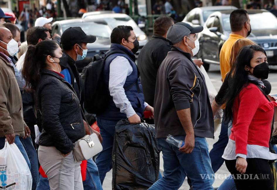 $!Un grupo de personas con cubrebocas caminan por las calles del Centro Histórico de la Ciudad de México. EFE/Mario Guzmán