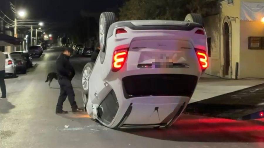 La conductora sufrió golpes leves y una crisis nerviosa tras la volcadura.