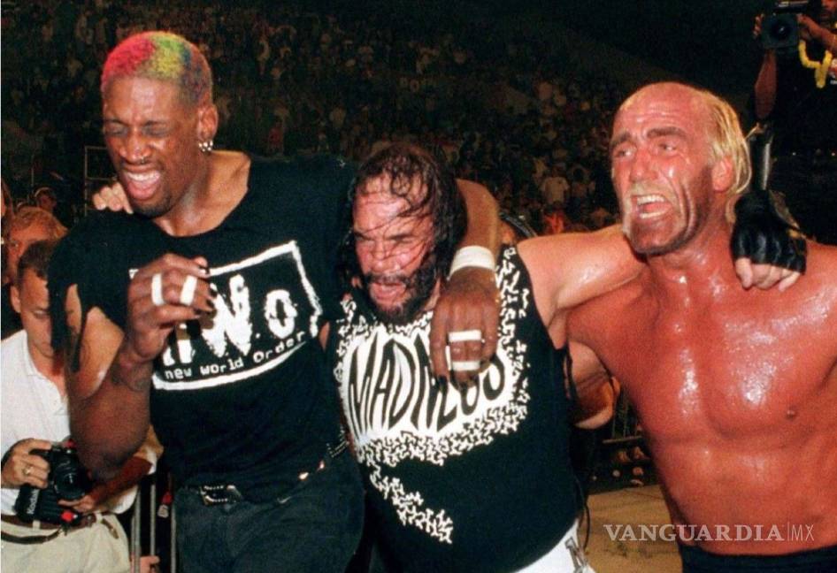 $!La ocasión en que Dennis Rodman abandonó a Jordan en las finales de la NBA...¡por ir a luchar con Hulk Hogan!
