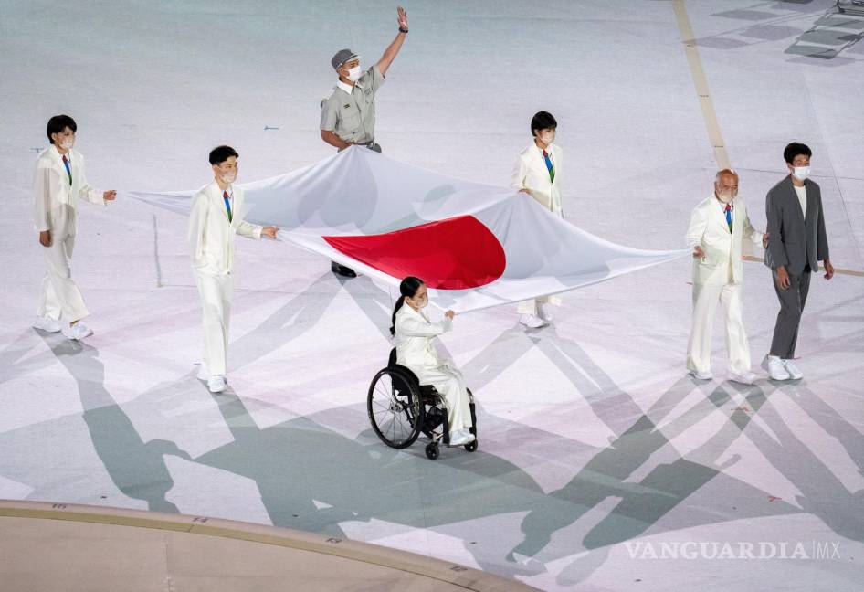 $!Los atletas japoneses Miki Matheson, Mineho Ozaki, Taiyou Imai, Erina Yuguchi, Kaori Icho y Tskumi Asatani llevan la bandera nacional de Japón al Estadio Olímpico al inicio de la Ceremonia de Apertura Paralímpica Juegos Paralímpicos Tokio 2020. EFE/EPA/Bob Martin