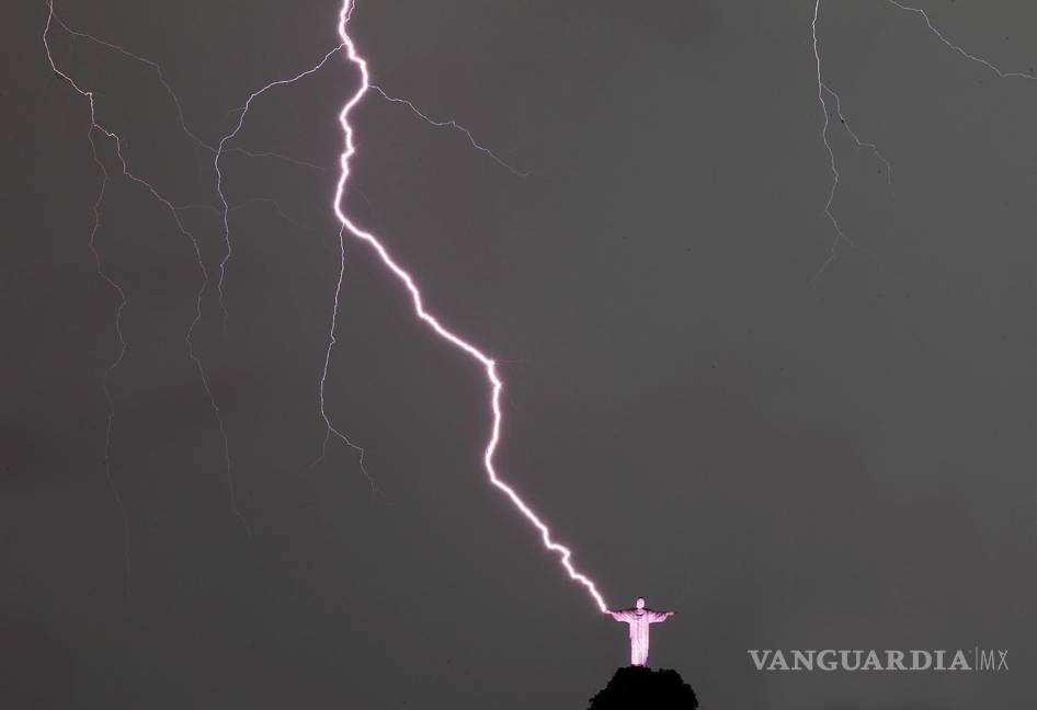 $!Fotografía de archivo fechada el 16 de enero de 2014 que muestra un rayo cayendo sobre la estatua del Cristo Redentor, en Río de Janeiro (Brasil). EFE/Antonio Lacerda
