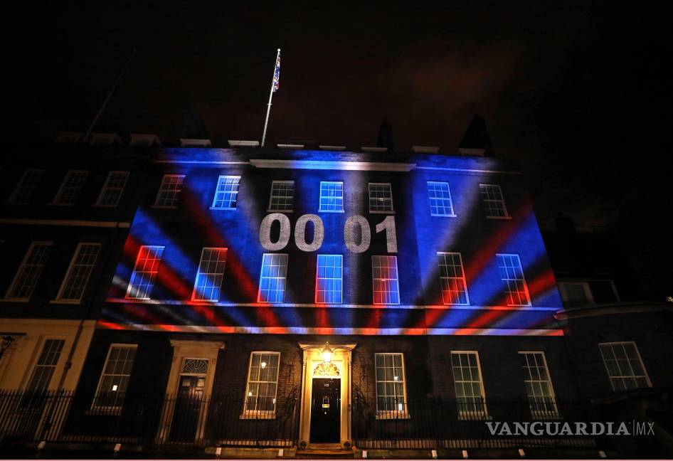 $!Un temporizador de cuenta regresiva para el Brexit y los colores de la bandera de la Unión Británica iluminan el exterior del número 10 de Downing Street.