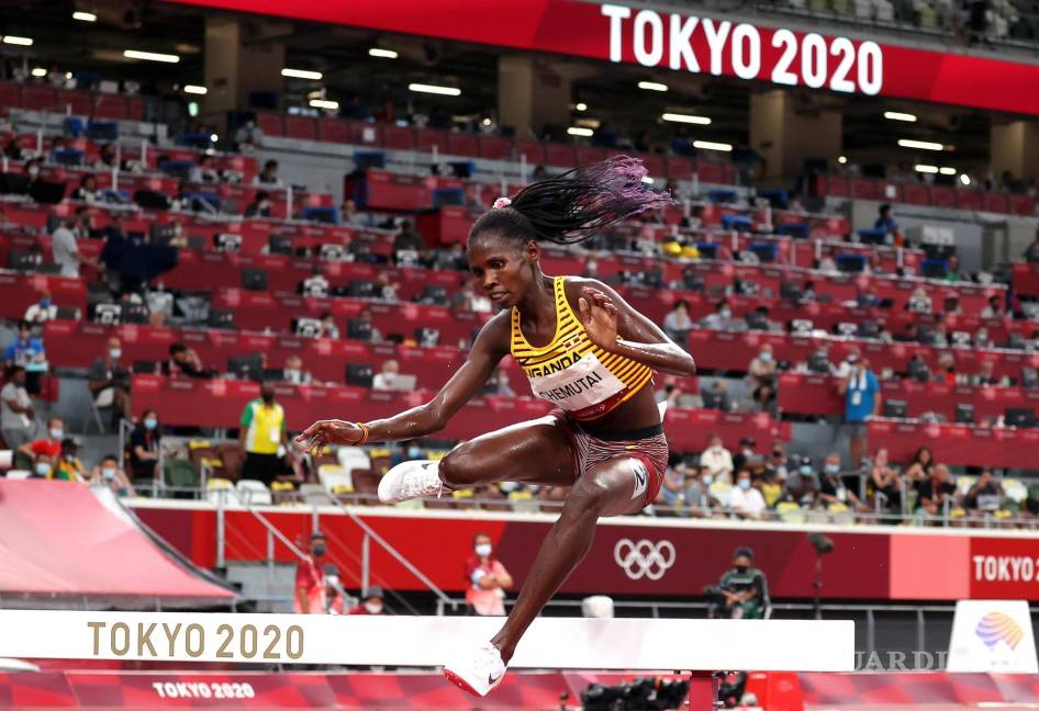 $!Peruth Chemutai de Uganda se encamina a ganar la final femenina de carrera de obstáculos de 3.000 m durante los eventos de atletismo de los Juegos Olímpicos de Tokio 2020. EFE